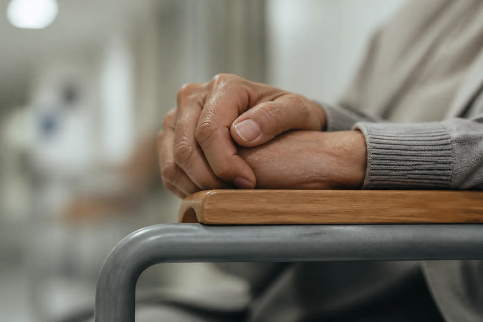 Couloir de chambre mortuaire hospitalière avec signalétique bureau des décès